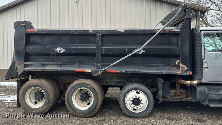 image for item DV0743 2001 International  F-4900 dump truck