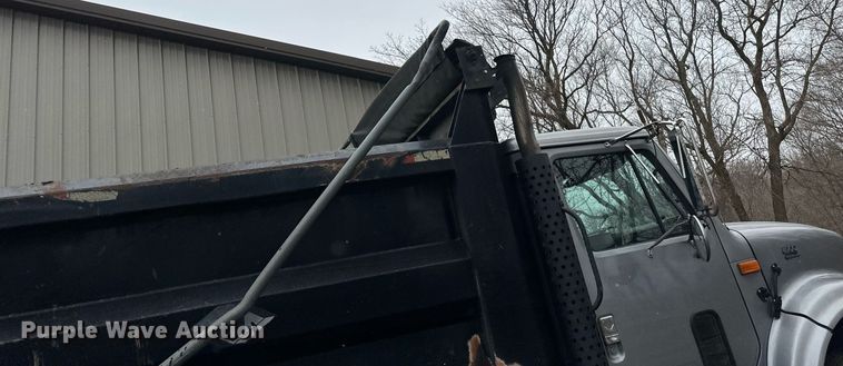 image for item DV0743 2001 International  F-4900 dump truck