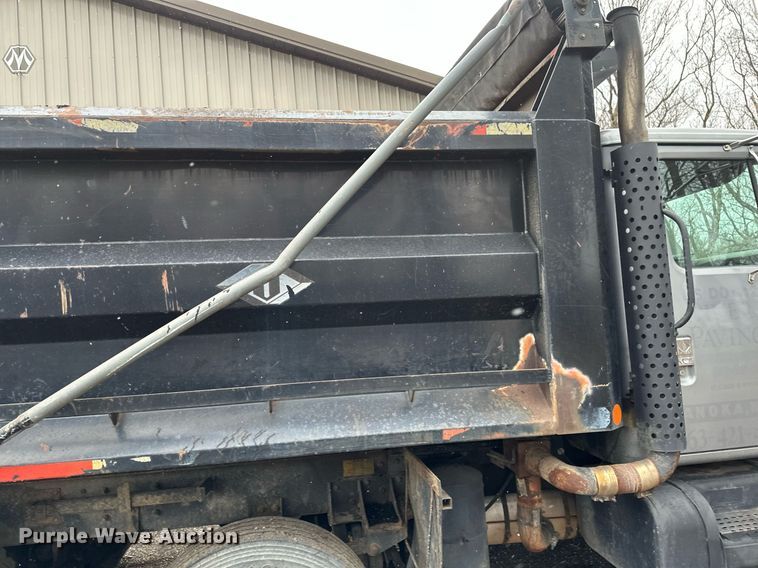 image for item DV0743 2001 International  F-4900 dump truck