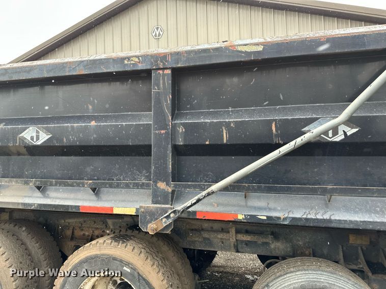 image for item DV0743 2001 International  F-4900 dump truck