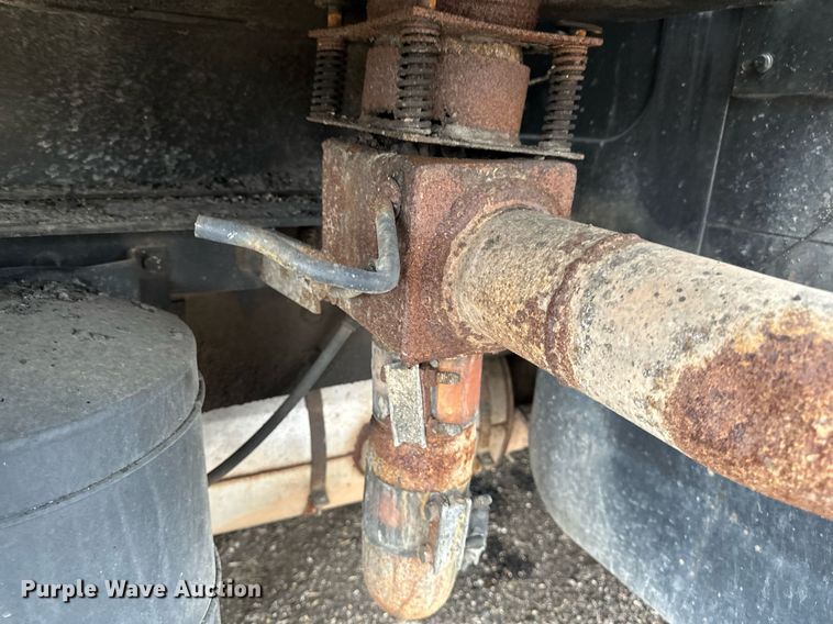 image for item DV0743 2001 International  F-4900 dump truck