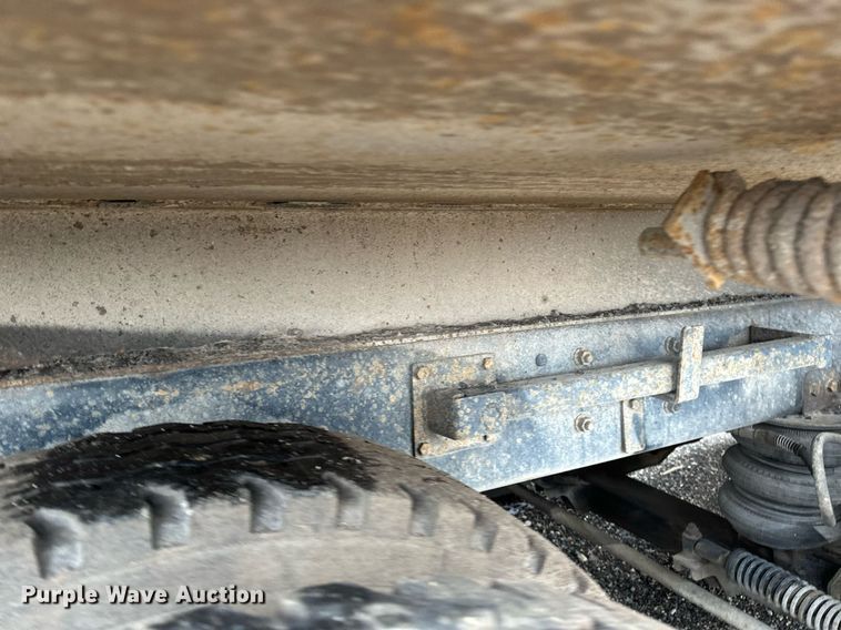 image for item DV0743 2001 International  F-4900 dump truck