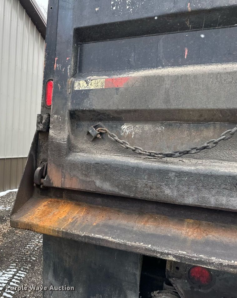 image for item DV0743 2001 International  F-4900 dump truck