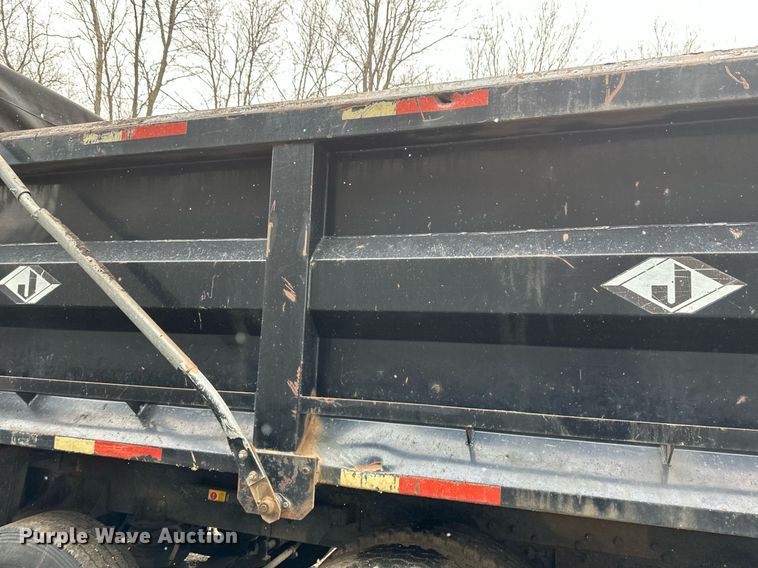 image for item DV0743 2001 International  F-4900 dump truck