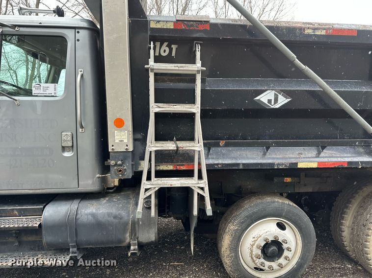 image for item DV0743 2001 International  F-4900 dump truck