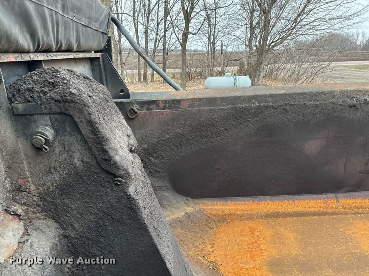 image for item DV0743 2001 International  F-4900 dump truck