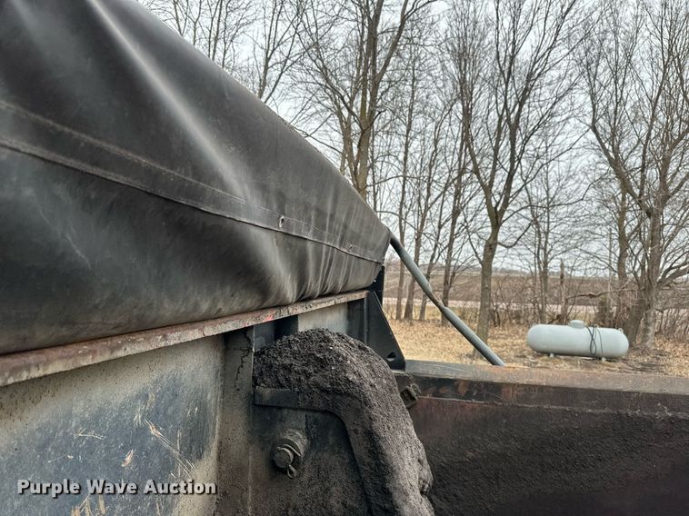 image for item DV0743 2001 International  F-4900 dump truck