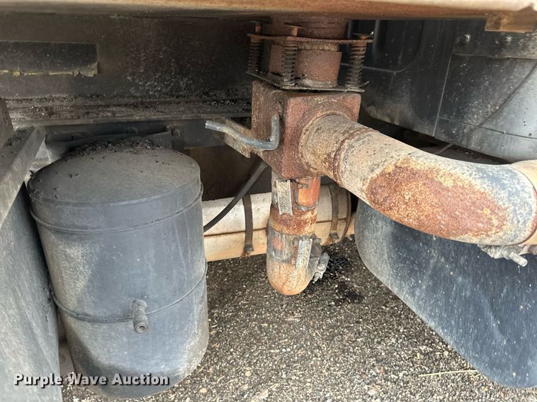 image for item DV0743 2001 International  F-4900 dump truck