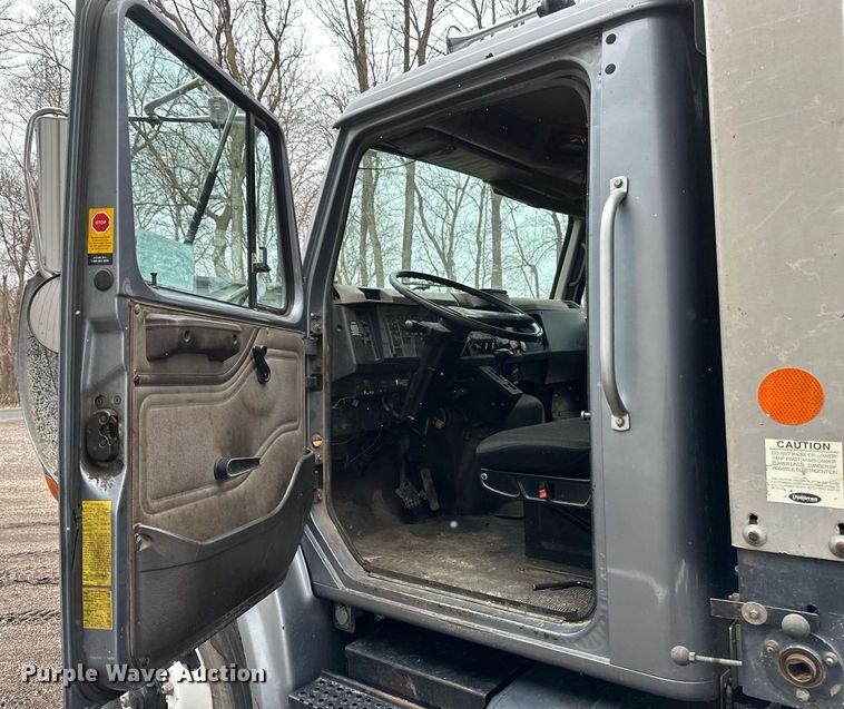 image for item DV0743 2001 International  F-4900 dump truck