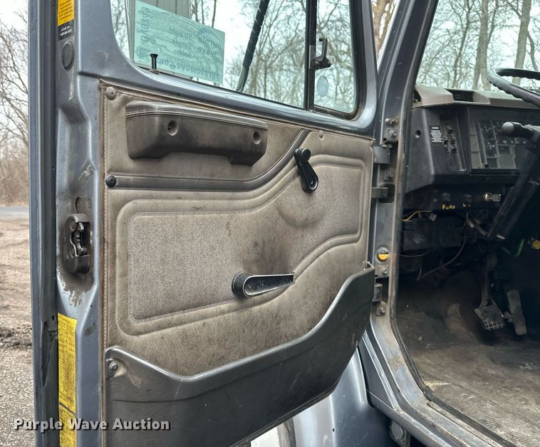 image for item DV0743 2001 International  F-4900 dump truck