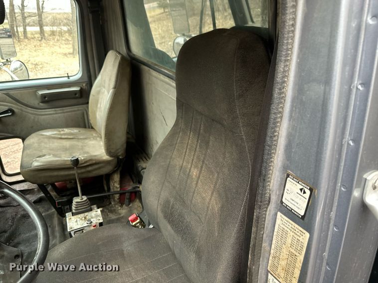 image for item DV0743 2001 International  F-4900 dump truck