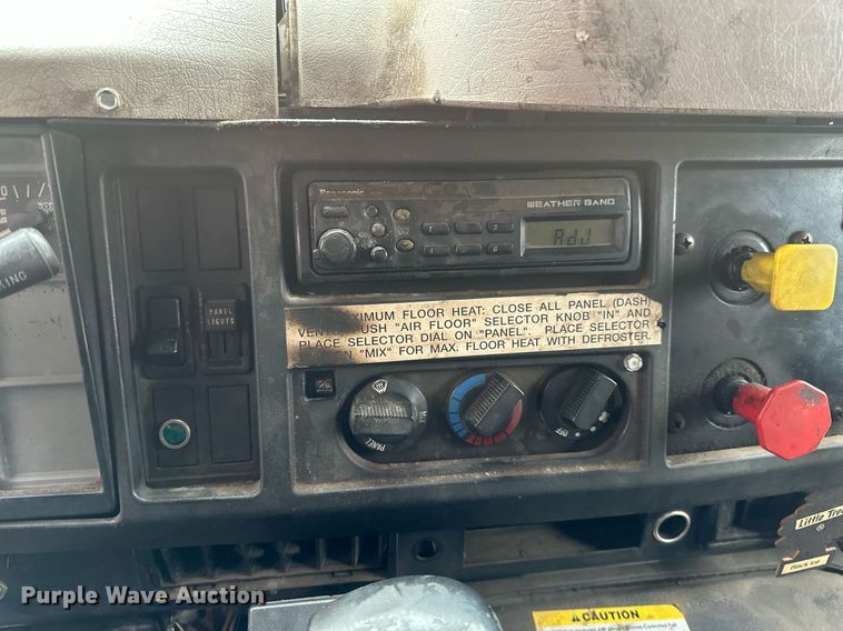 image for item DV0743 2001 International  F-4900 dump truck