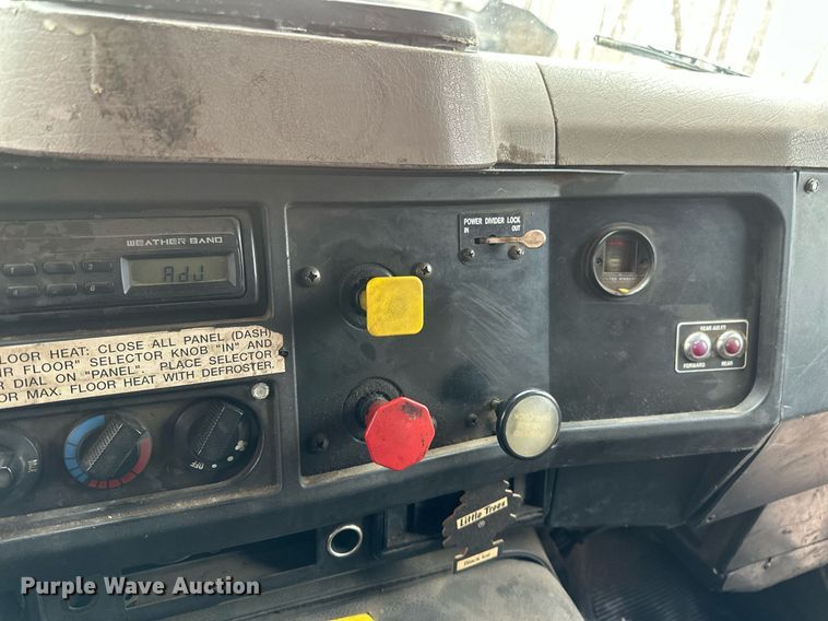 image for item DV0743 2001 International  F-4900 dump truck