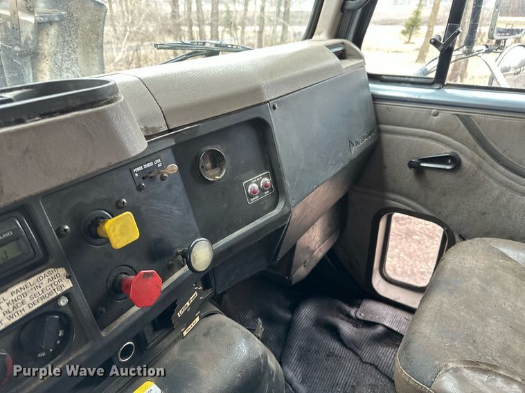 image for item DV0743 2001 International  F-4900 dump truck