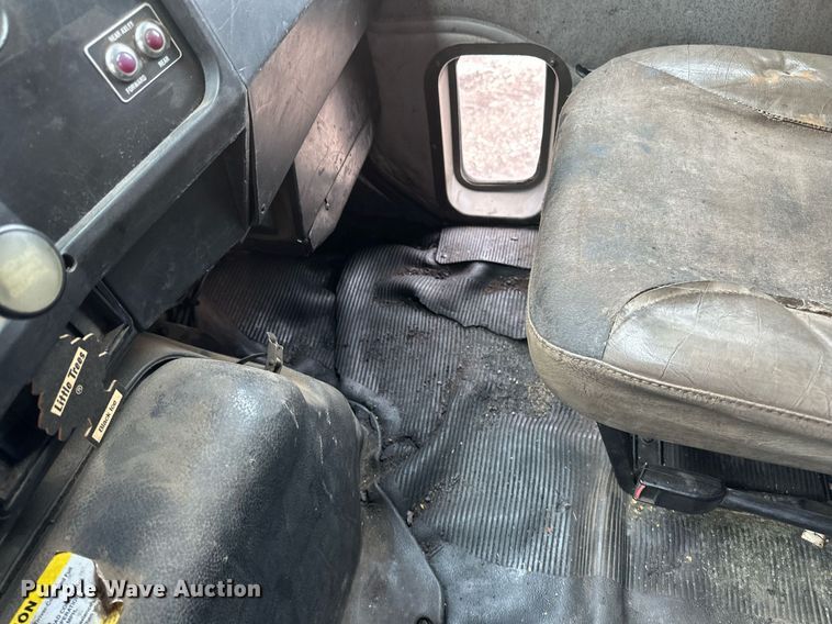 image for item DV0743 2001 International  F-4900 dump truck