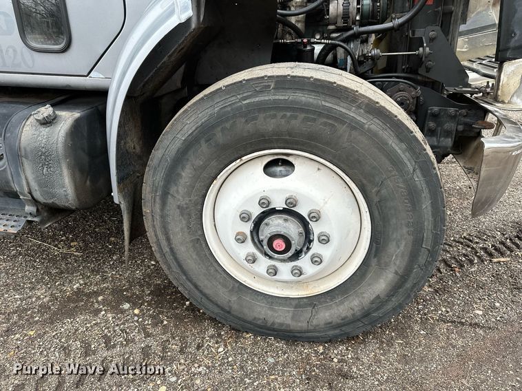 image for item DV0743 2001 International  F-4900 dump truck