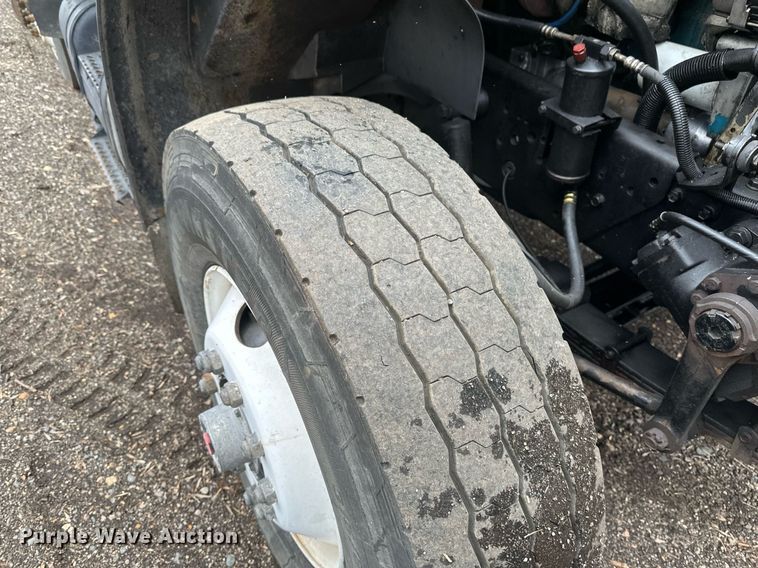 image for item DV0743 2001 International  F-4900 dump truck