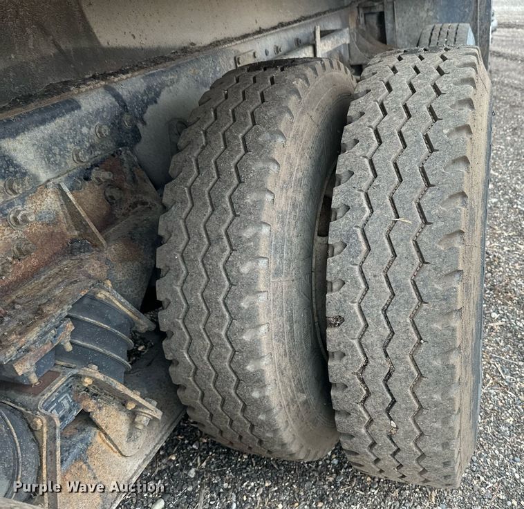 image for item DV0743 2001 International  F-4900 dump truck