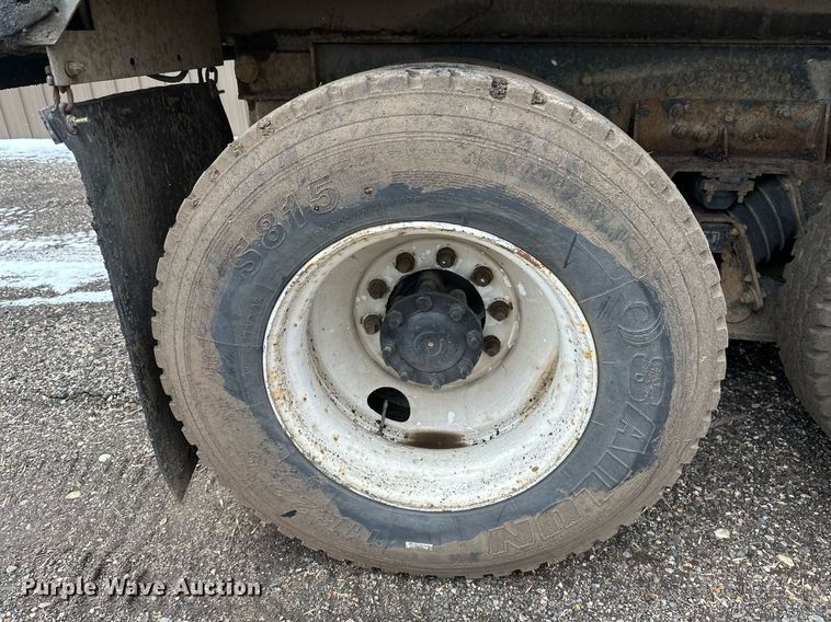 image for item DV0743 2001 International  F-4900 dump truck