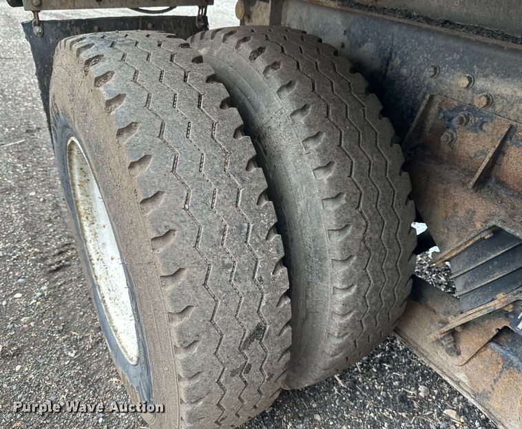 image for item DV0743 2001 International  F-4900 dump truck