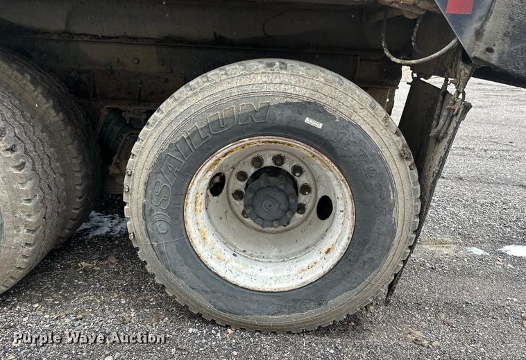 image for item DV0743 2001 International  F-4900 dump truck