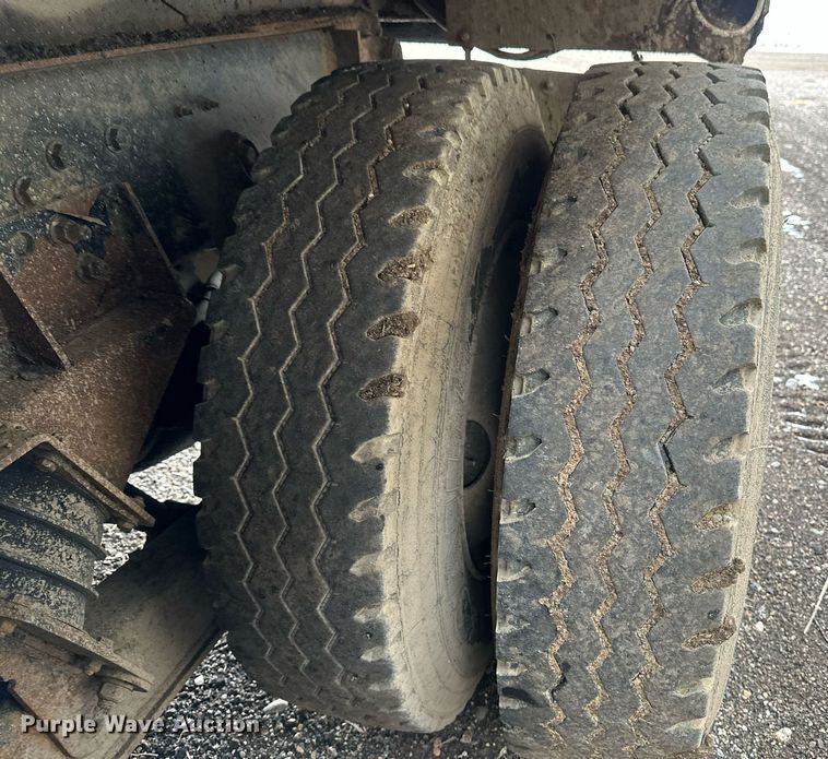 image for item DV0743 2001 International  F-4900 dump truck