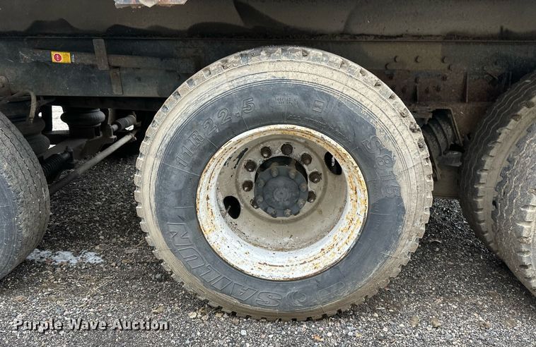 image for item DV0743 2001 International  F-4900 dump truck