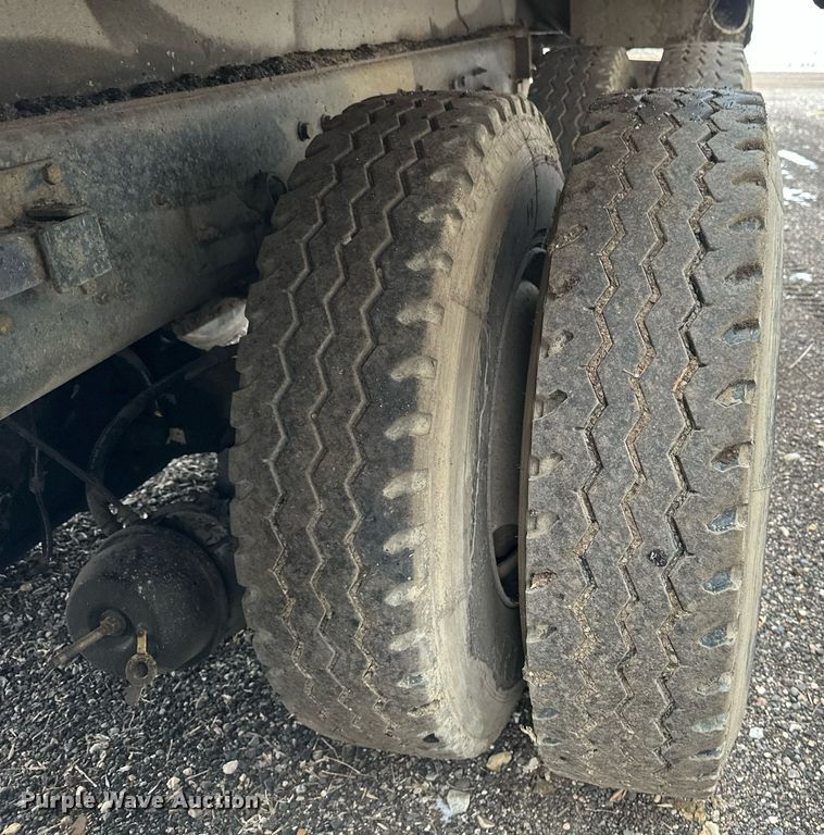 image for item DV0743 2001 International  F-4900 dump truck