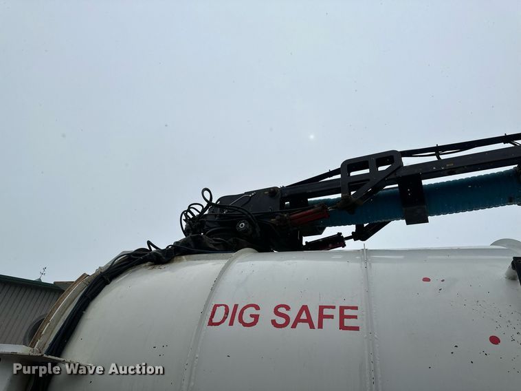 image for item DV0746 2011 Freightliner  Business class M2 hydrovac truck