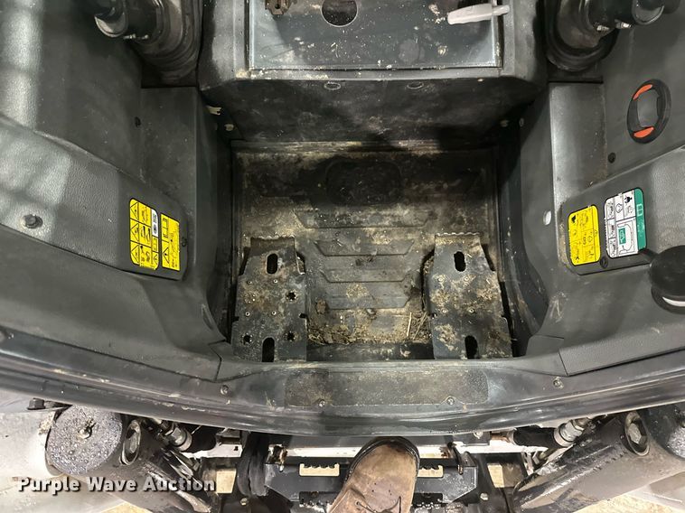 image for item DV0747 2022 Bobcat  S76 skid steer loader