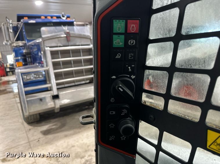 image for item DV0747 2022 Bobcat  S76 skid steer loader