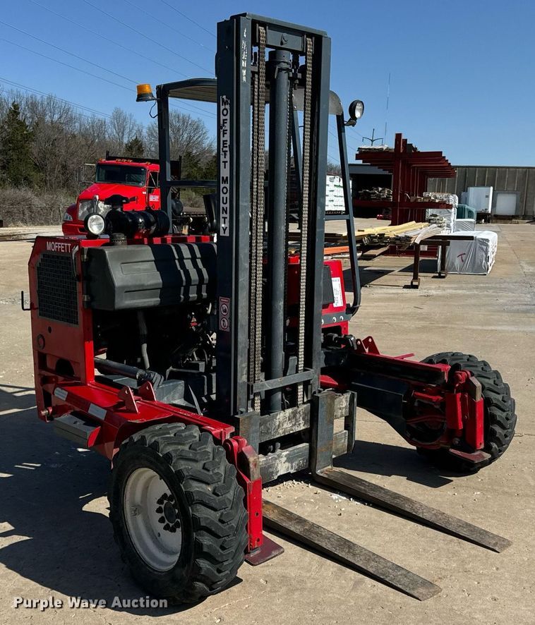 image for item DV1893 2004 Moffett M5500 forklift