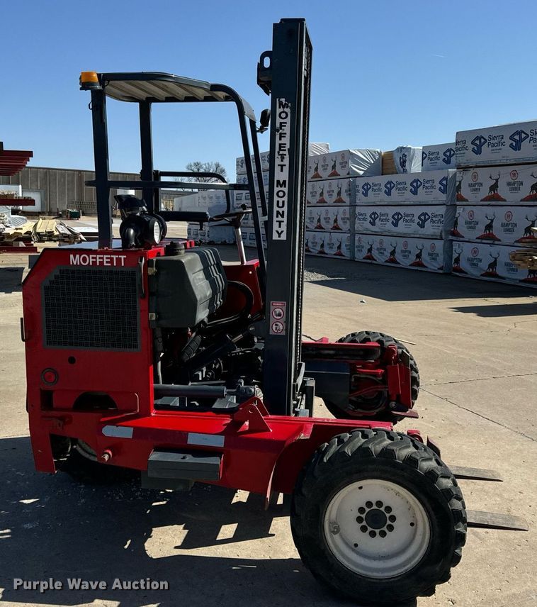 image for item DV1893 2004 Moffett M5500 forklift