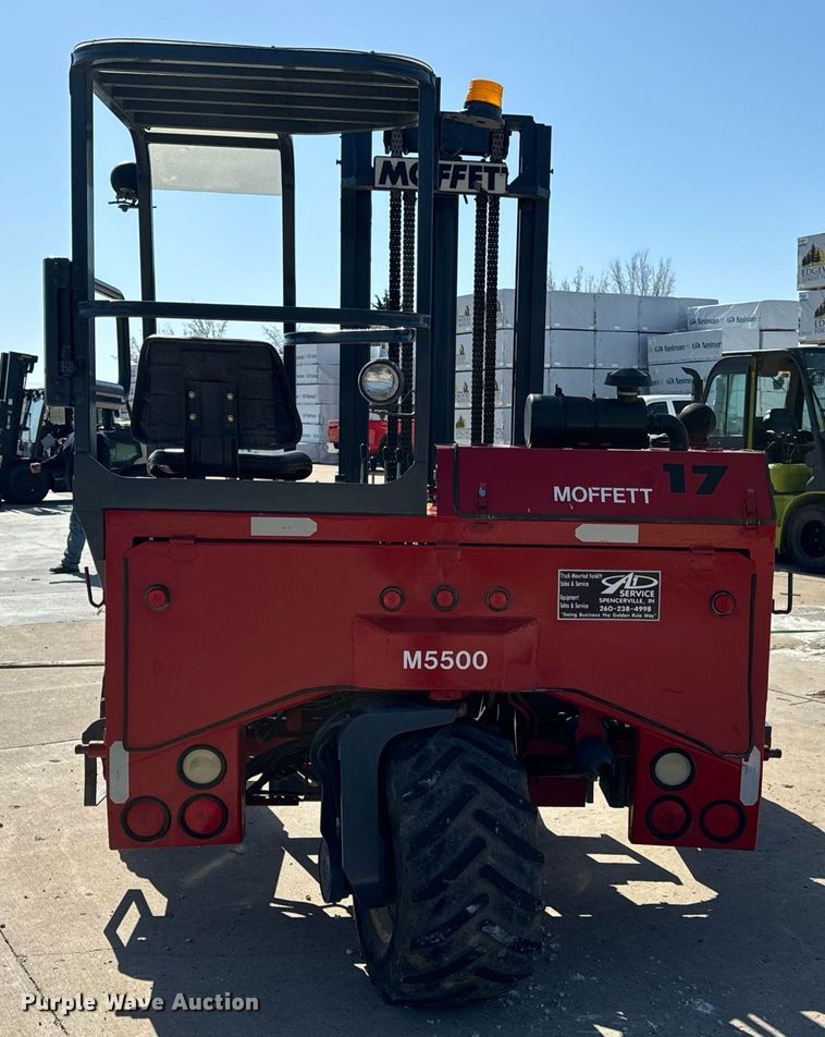 image for item DV1893 2004 Moffett M5500 forklift