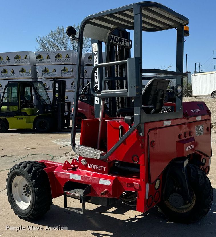 image for item DV1893 2004 Moffett M5500 forklift
