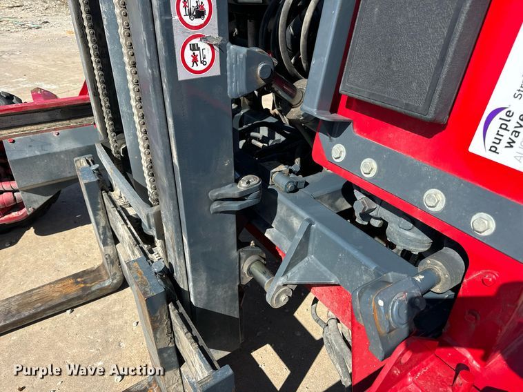 image for item DV1893 2004 Moffett M5500 forklift