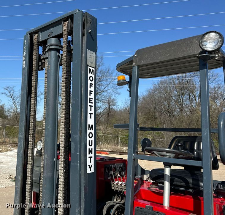 image for item DV1893 2004 Moffett M5500 forklift