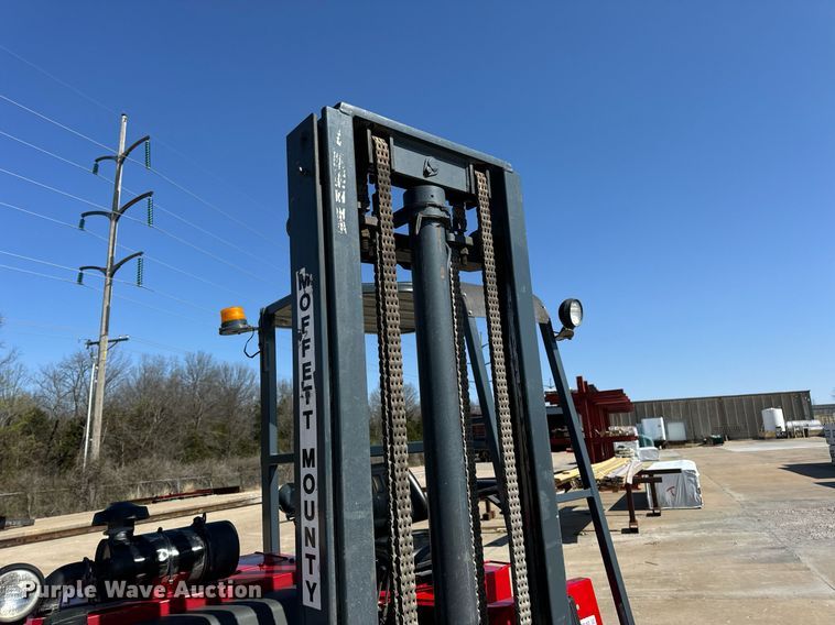 image for item DV1893 2004 Moffett M5500 forklift