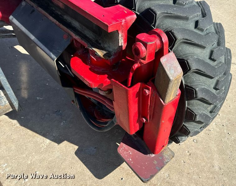 image for item DV1893 2004 Moffett M5500 forklift