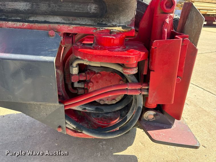 image for item DV1893 2004 Moffett M5500 forklift