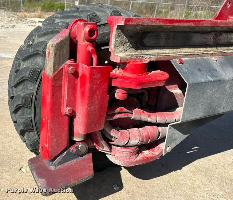 image for item DV1893 2004 Moffett M5500 forklift