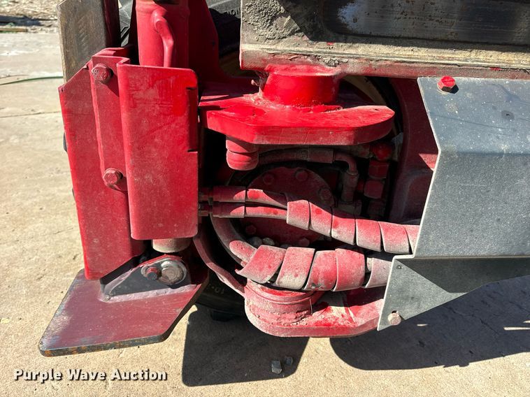 image for item DV1893 2004 Moffett M5500 forklift