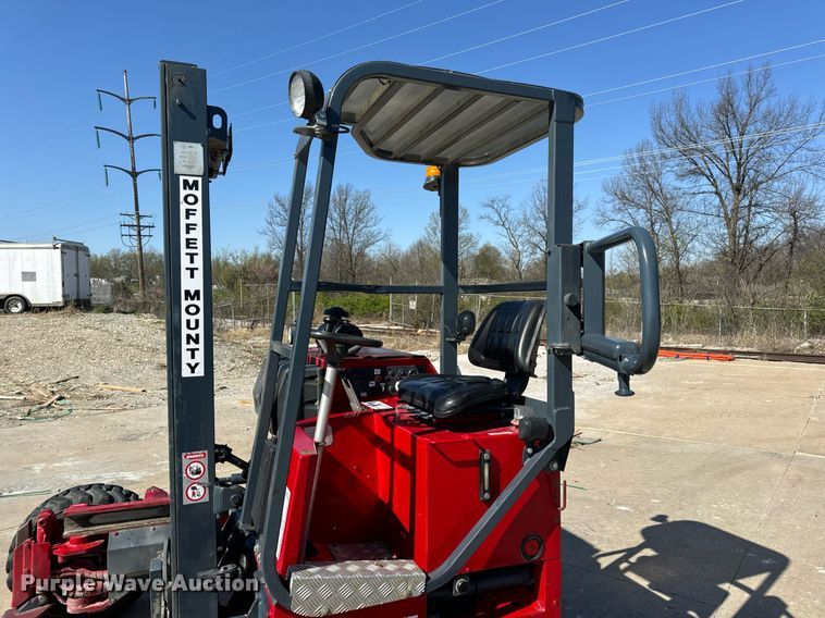 image for item DV1893 2004 Moffett M5500 forklift