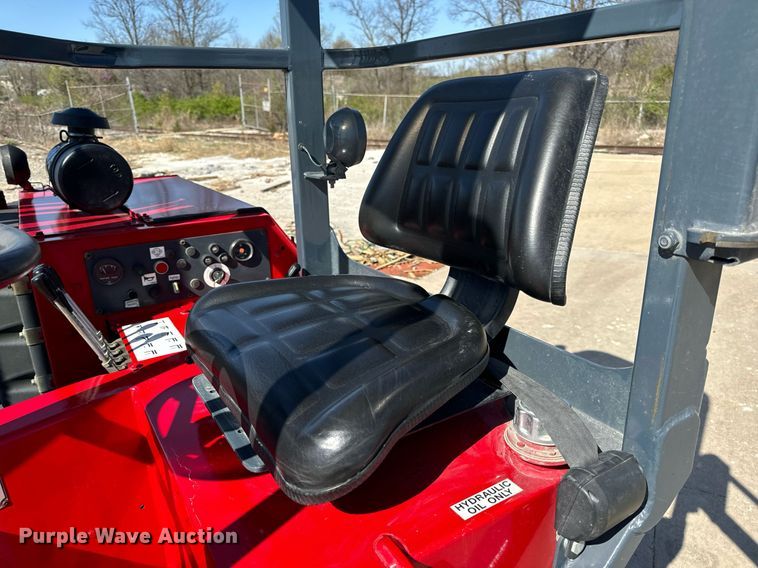 image for item DV1893 2004 Moffett M5500 forklift