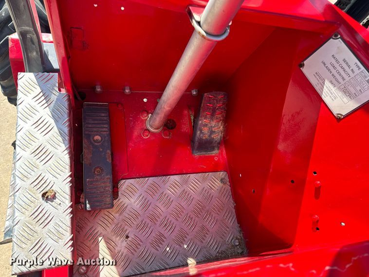 image for item DV1893 2004 Moffett M5500 forklift