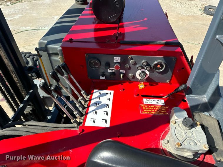 image for item DV1893 2004 Moffett M5500 forklift