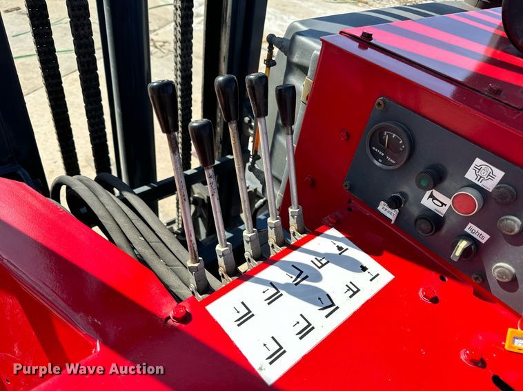 image for item DV1893 2004 Moffett M5500 forklift