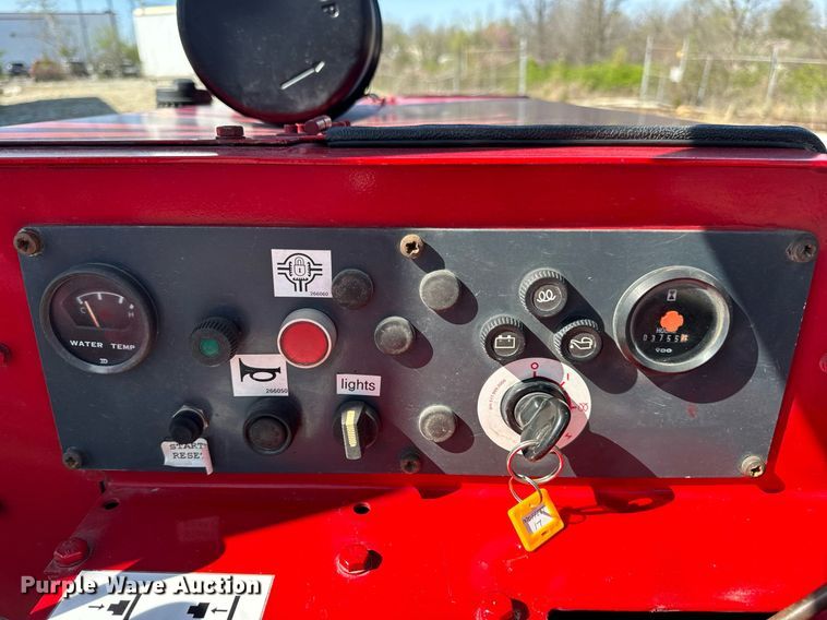 image for item DV1893 2004 Moffett M5500 forklift