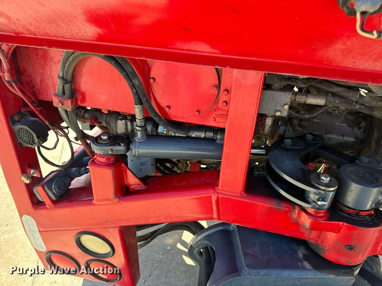 image for item DV1893 2004 Moffett M5500 forklift