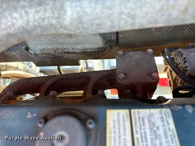 image for item DV1893 2004 Moffett M5500 forklift